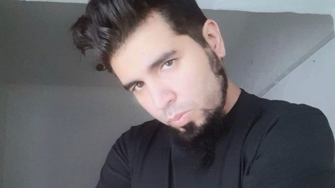 Fernando Sabag Montiel de roupa preta e posando para foto sem sorrir