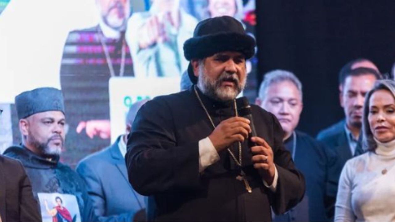 Padre Kelmon falando em microfone