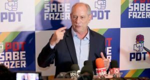 Ciro Gomes falando em coletiva de imprensa