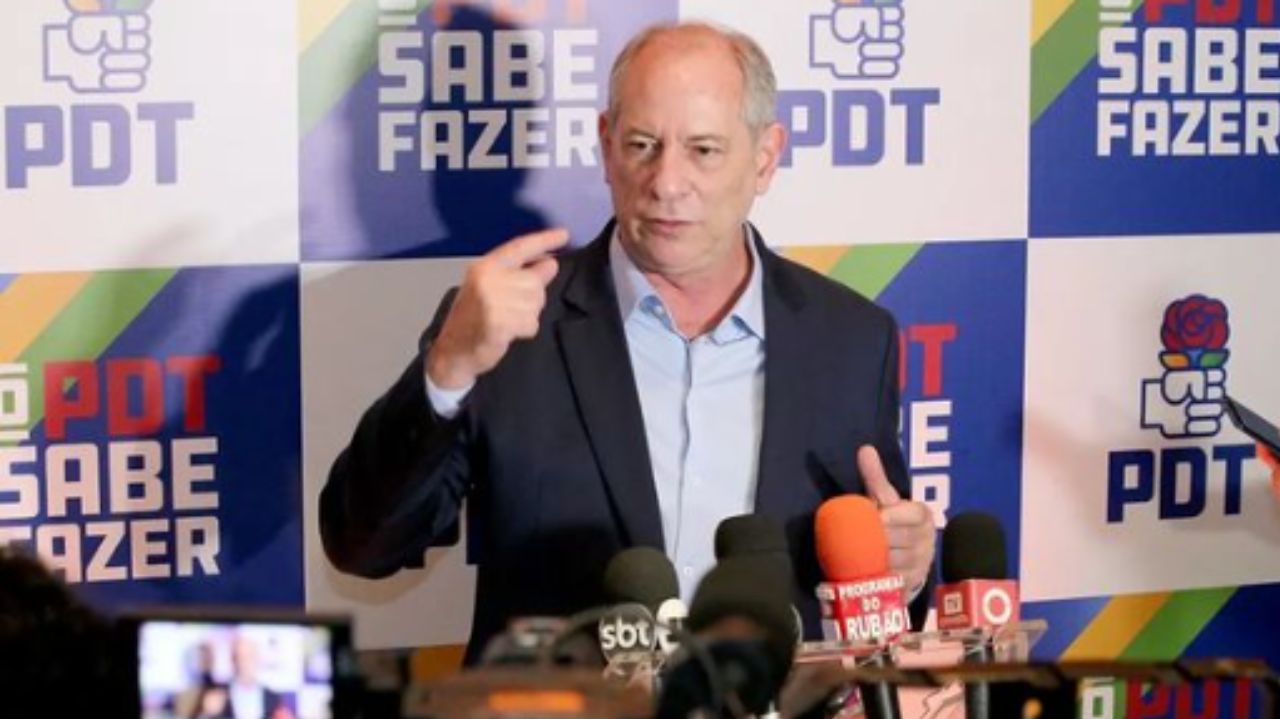 Ciro Gomes falando em coletiva de imprensa