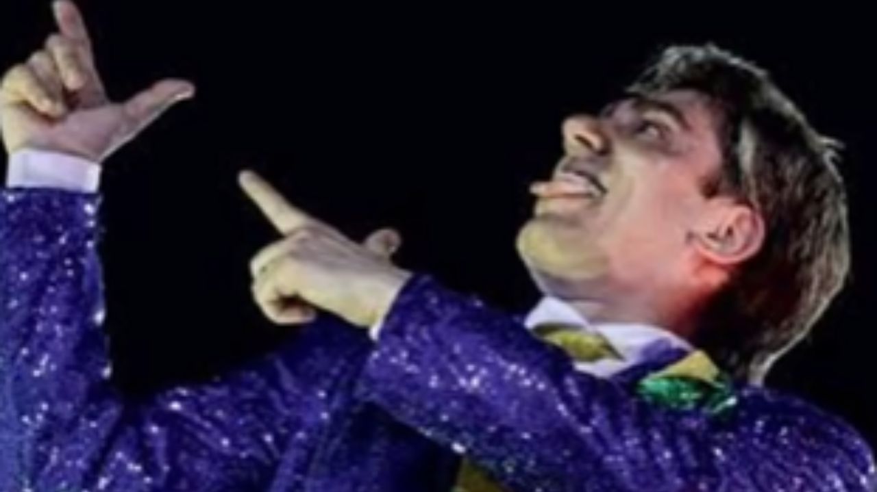 Marcelo Adnet fazendo careta e "arminha" com as mãos, imitando Jair Bolsonaro