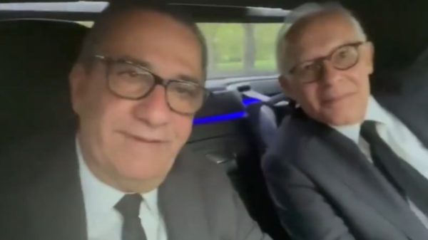 Silas Malafaia e Fred Arruda falando para a câmera dentro de carro