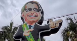 Boneco inflável gigante de Bolsonaro