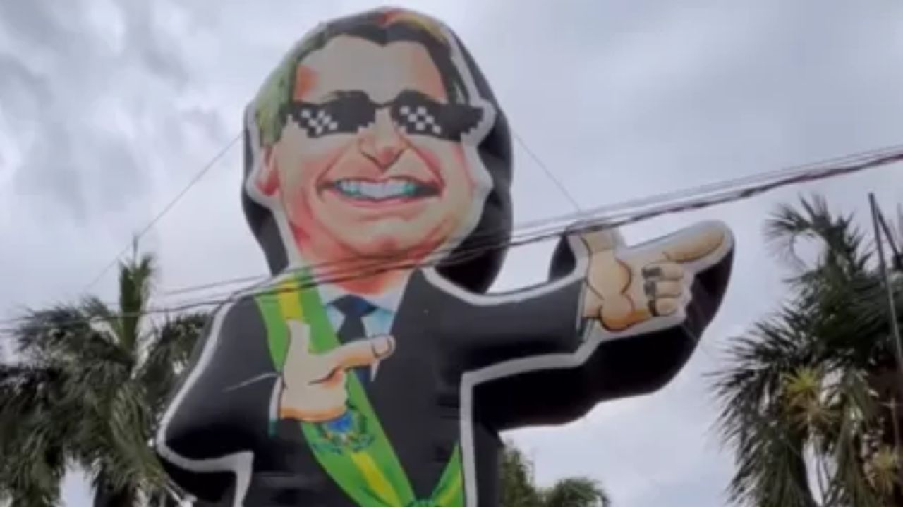 Boneco inflável gigante de Bolsonaro
