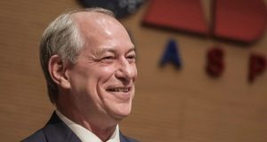 Ciro Gomes sorrindo, de perfil