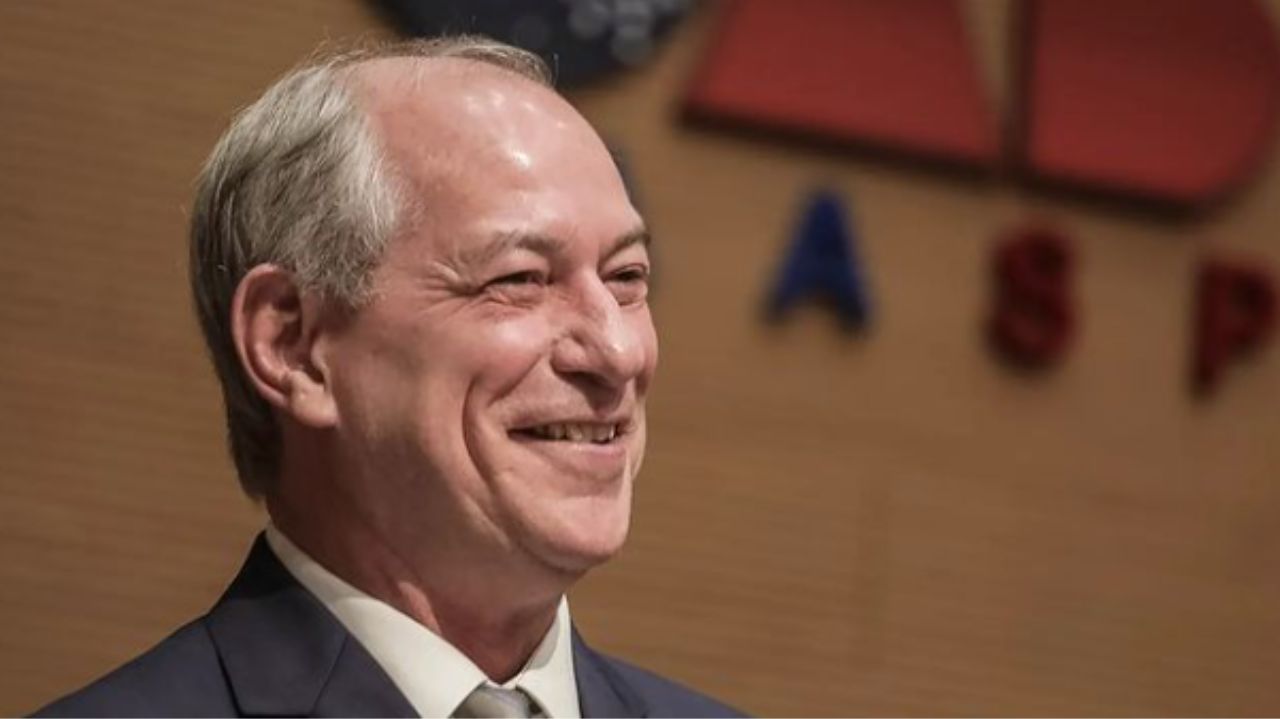 Ciro Gomes sorrindo, de perfil