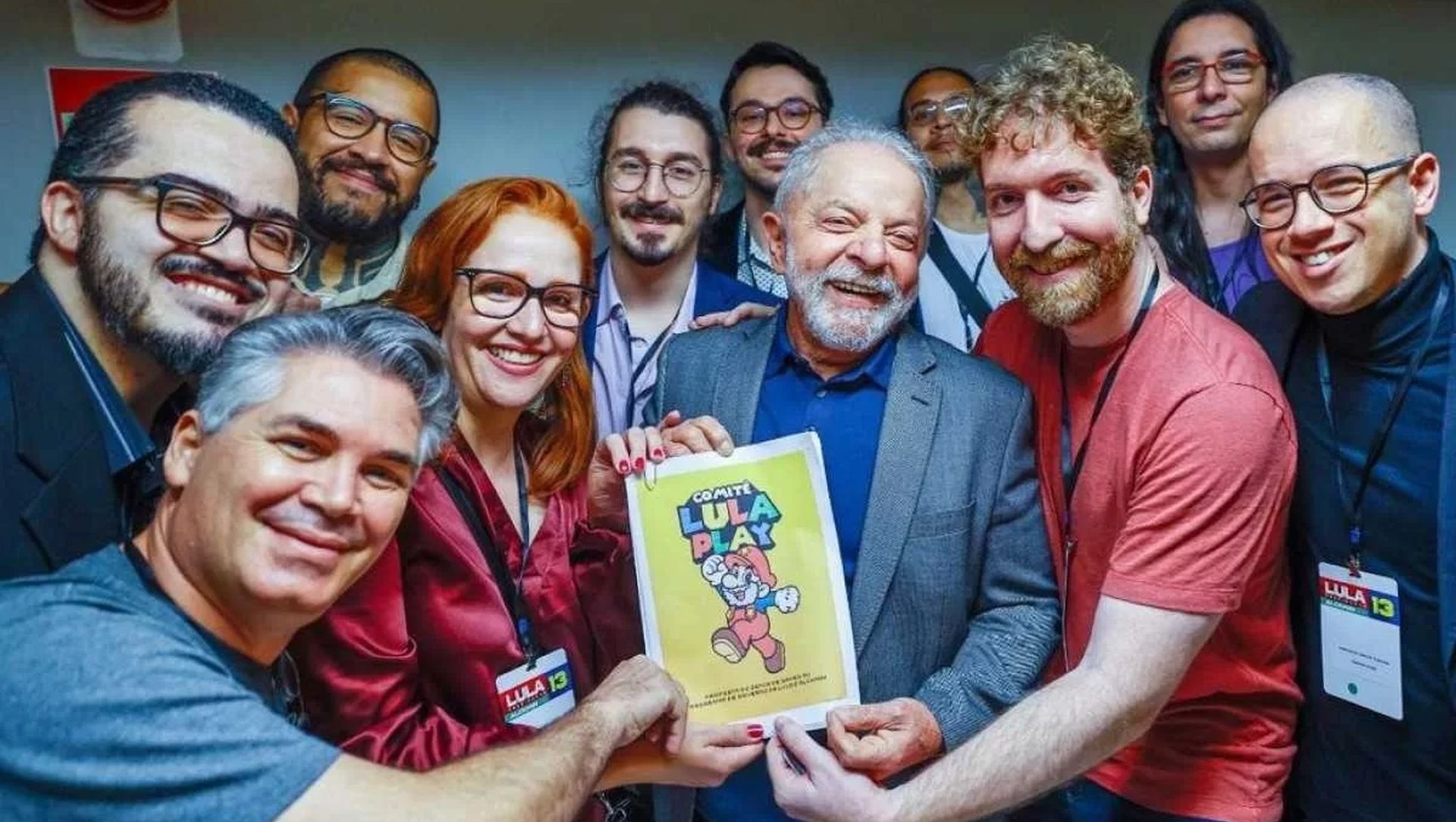 Da esquerda para a direita: Pedro Zambarda, Eddy Venino, Kao Tokio, Érika Caramello, Pedro Zambon, Rique Sampaio, Lula, André Borges, Marcelo Rigon, Leila Dumaresq e Anderson do Patrocínio no dia da entrega da cartilha