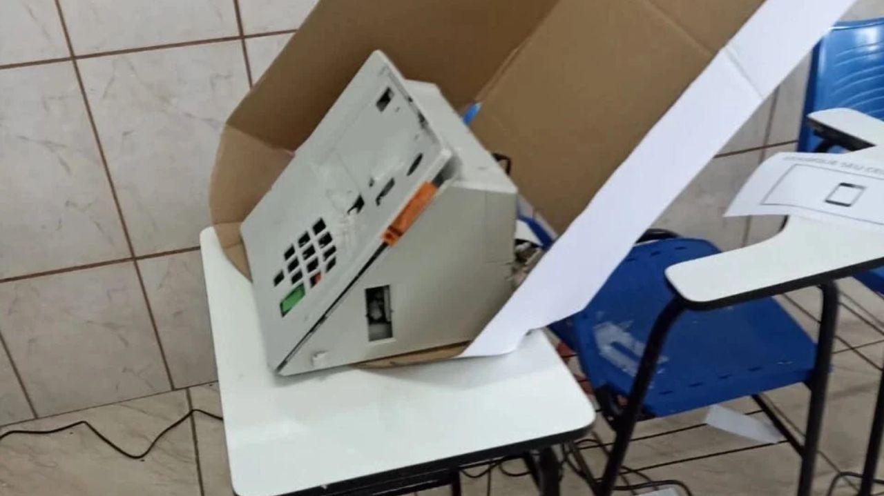 Urna eletrônica quebrada
