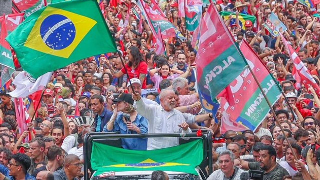 Lula durante passagem por Belo Horizonte em meio a multidão