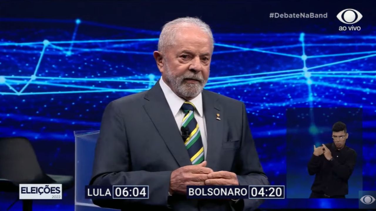 Lula de terno e gravata falando no debate da Band