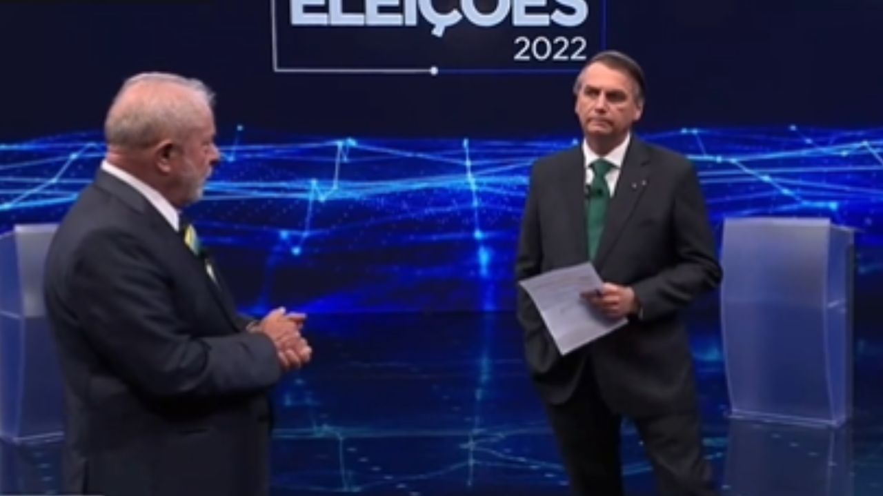 Lula e Bolsonaro se olhando durante debate da Band