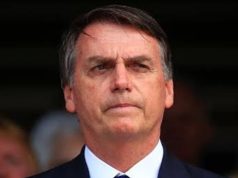 Jair Bolsonaro com expressão desconfiada