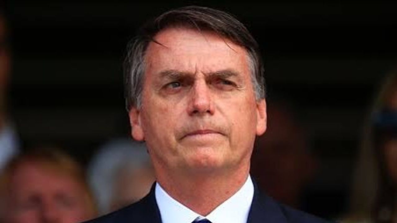 Jair Bolsonaro com expressão desconfiada