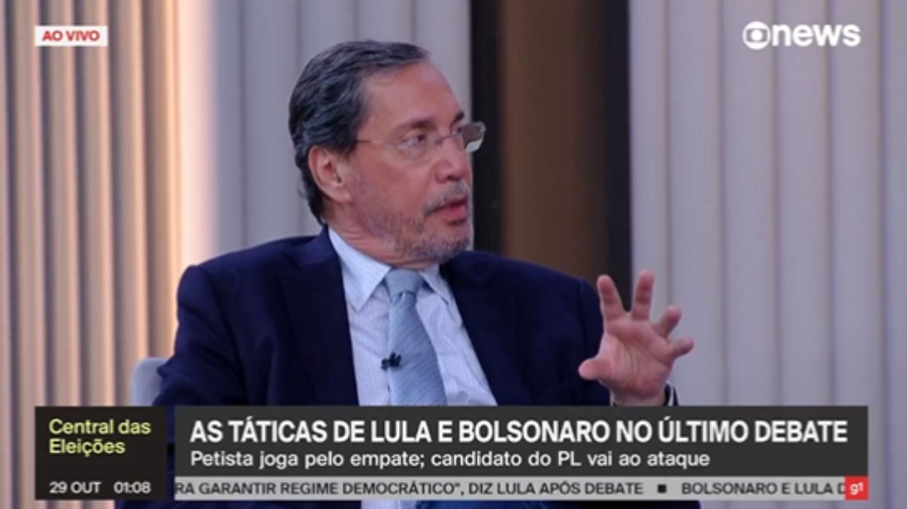 Merval Pereira falando e gesticulando