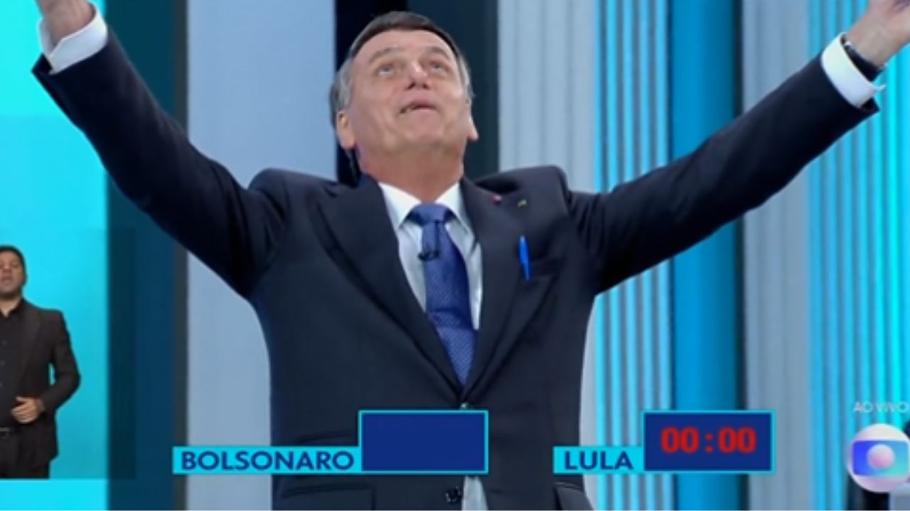 Jair Bolsonaro olhando para cima, com os braços erguidos e falando