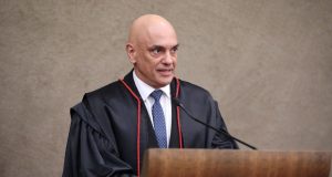 Alexandre de Moraes falando perto de microfone