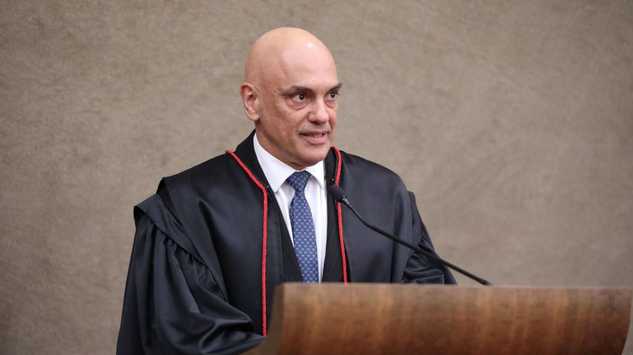 Alexandre de Moraes falando perto de microfone