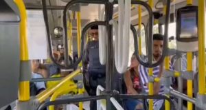 Policial Militar em operação dentro de ônibus