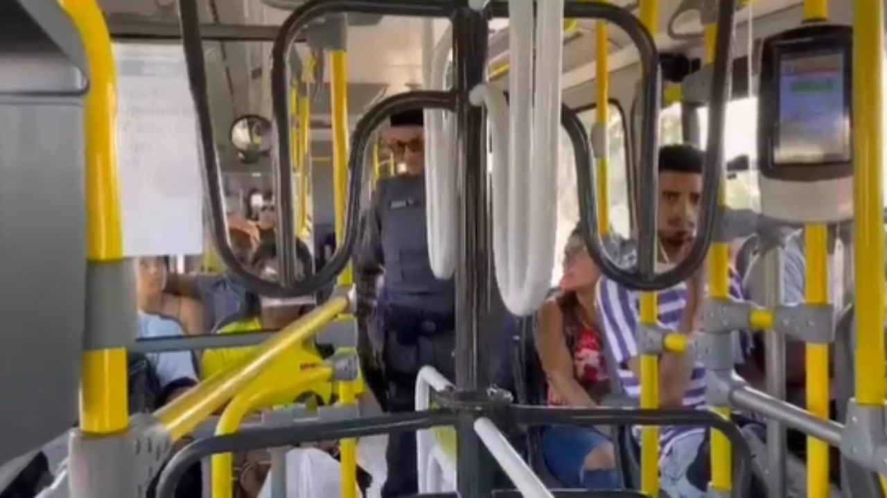 Policial Militar em operação dentro de ônibus