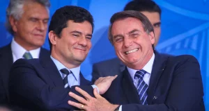 Moro e Bolsonaro sorrindo e se cumprimentando