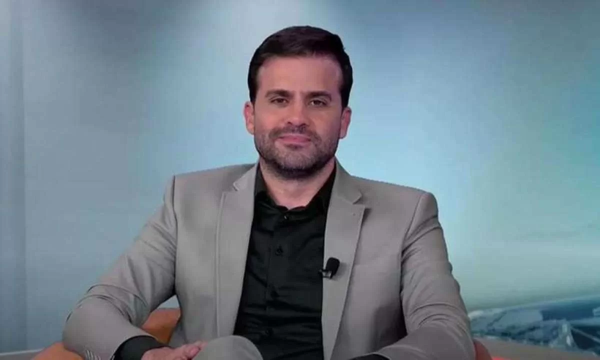 Pablo Marçal olhando pra frente, de camisa preta e paletó cinza