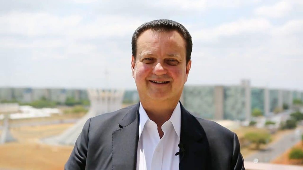 Gilberto Kassab de camisal social branca e terno preto sorrindo