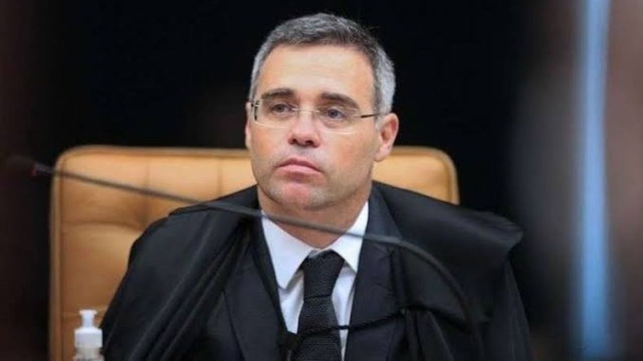 André Mendonça com expressão séria