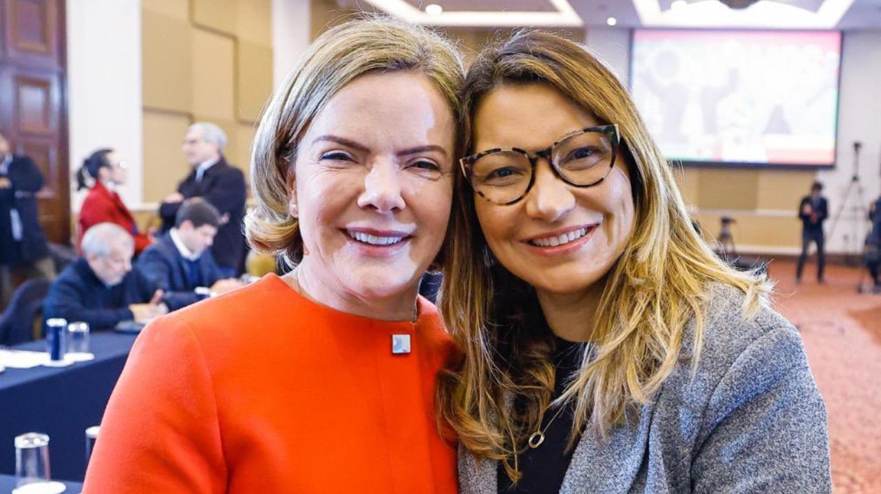 Gleisi Hoffmann e Janja sorrindo lado a lado para foto