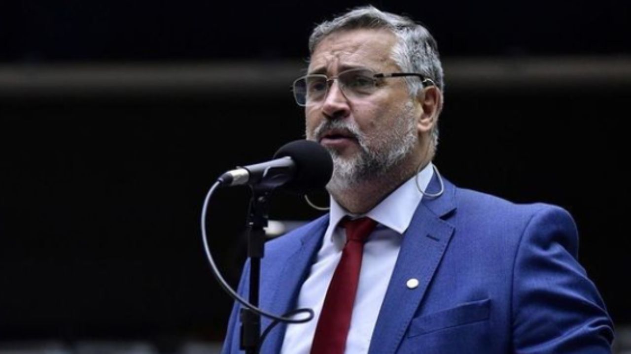 Deputado federal Paulo Pimenta de terno e gravata falando em microfone
