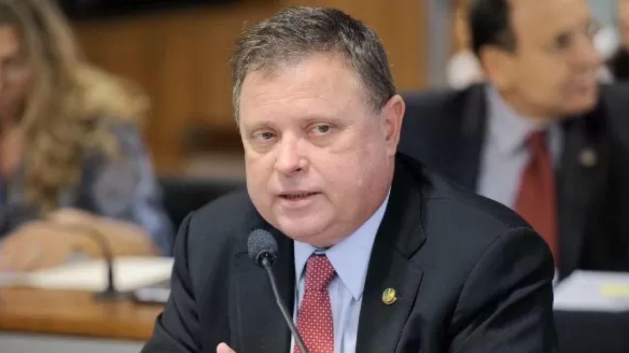 Blairo Maggi de terno e gravata, falando em microfone