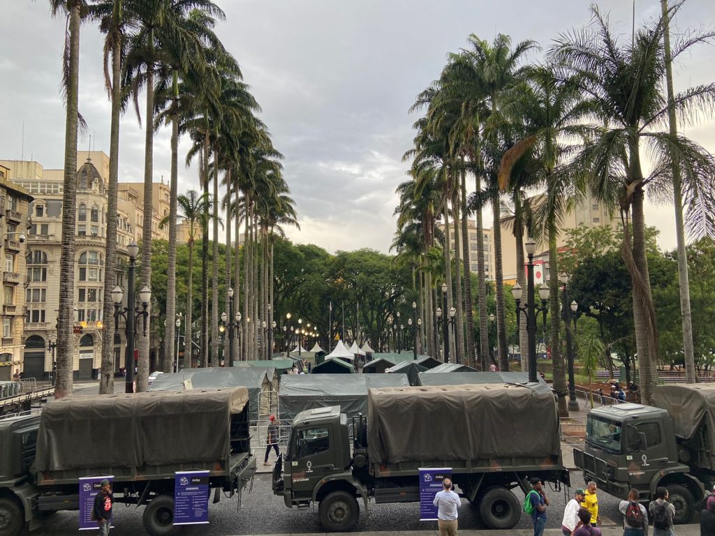 Ação do Exército na Praça da Sé é mutirão para população de rua