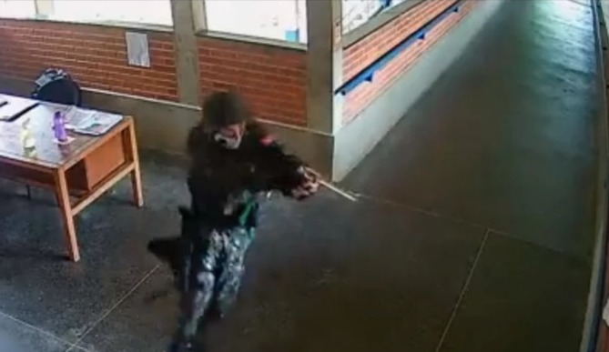 Atirador apontando arma em escola de Aracruz