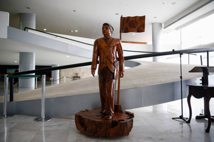 Estátua de madeira de Jair Bolsonaro (PL) - Reprodução