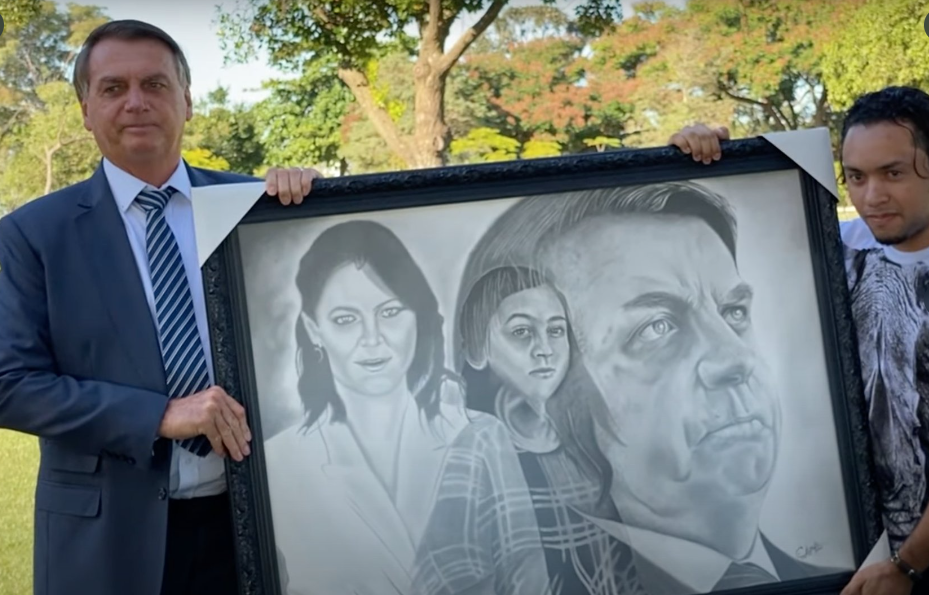 Bolsonaro recebendo quadro de sua família