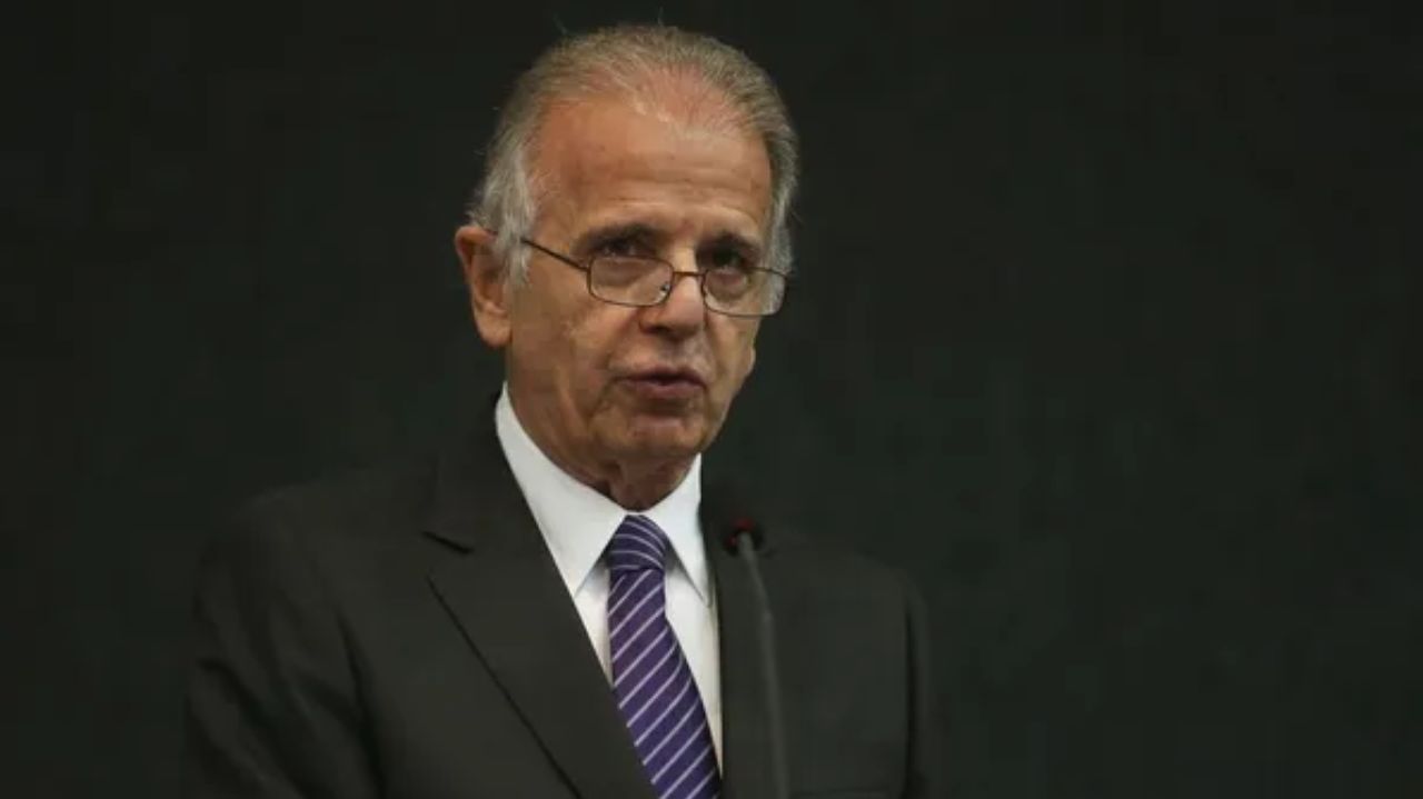 José Múcio Monteiro de terno e gravata falando em microfone