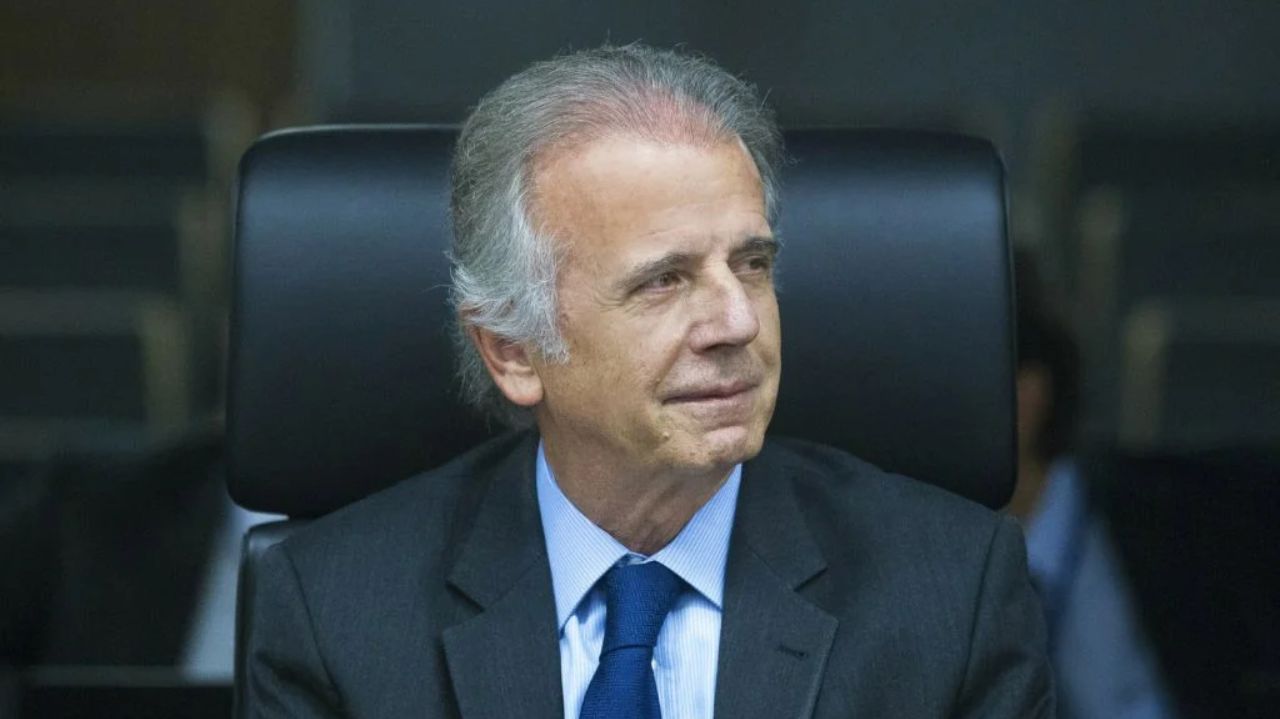 José Múcio Monteiro de terno e gravata e olhando para o lado