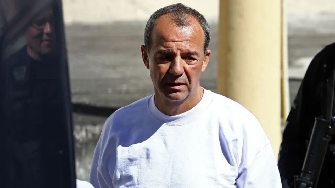 Sérgio Cabral de camiseta branca e expressão de desânimo
