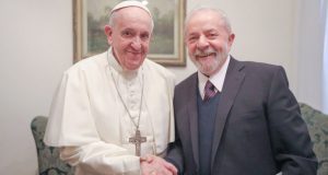 Papa Francisco e Lula em aperto de mãos