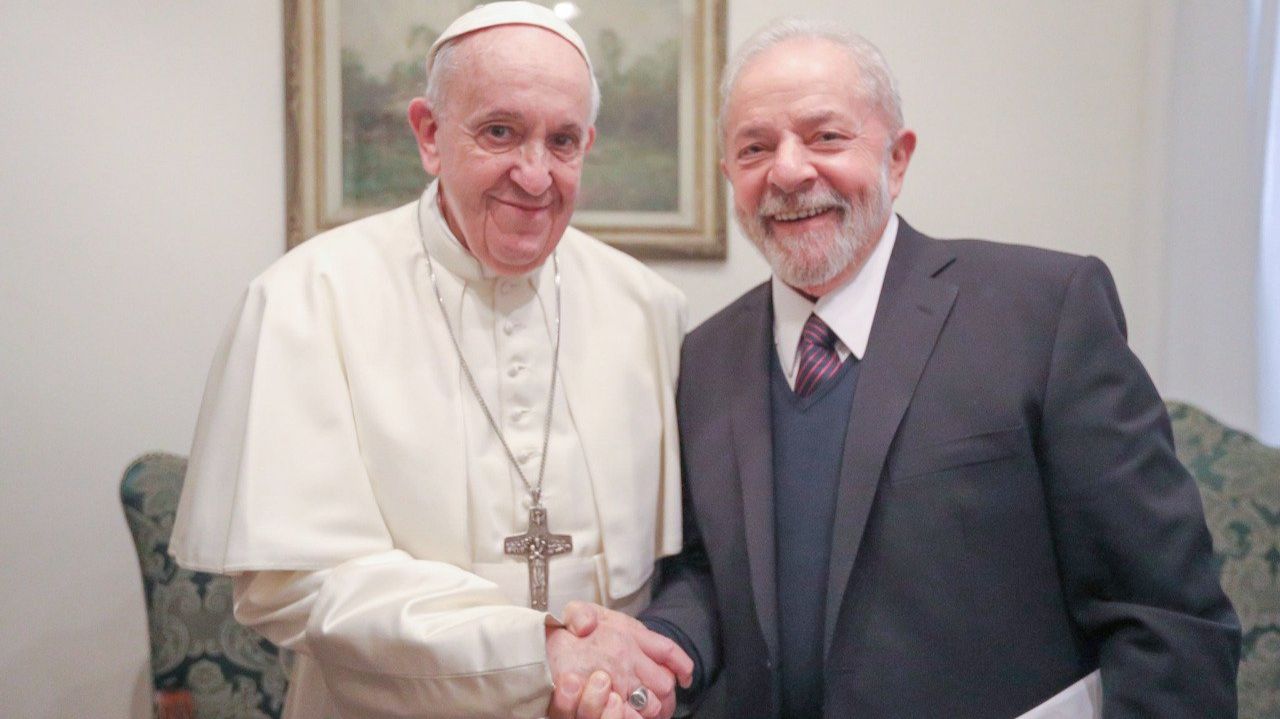 Papa Francisco e Lula em aperto de mãos