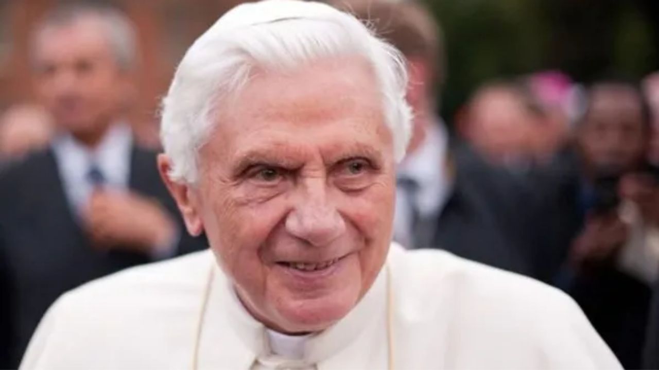 Papa emérito Bento XI sorrindo