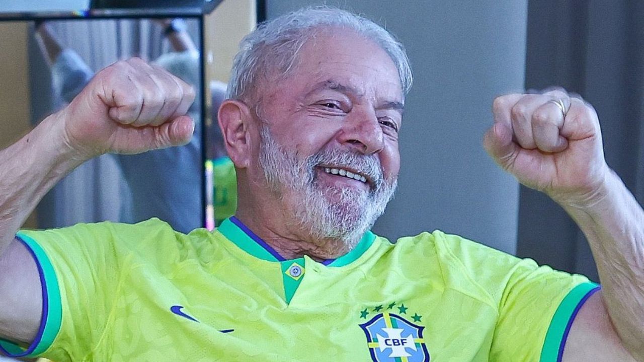 Lula com a camisa do Brasil, sorrindo e comemorando
