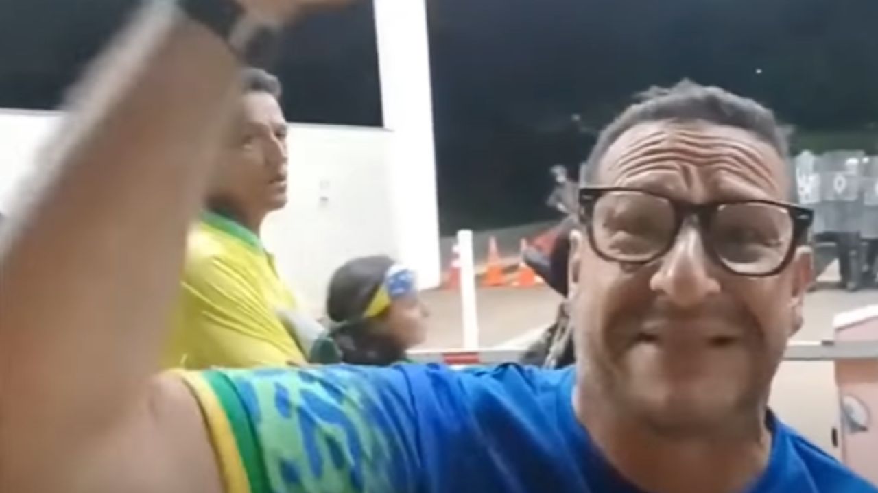Bolsonarista revoltado com discurso de Mourão de camisa azul