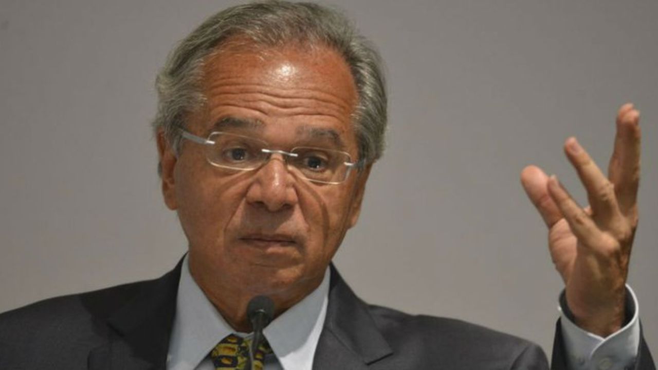 Paulo Guedes gesticulando com expressão de preocupação