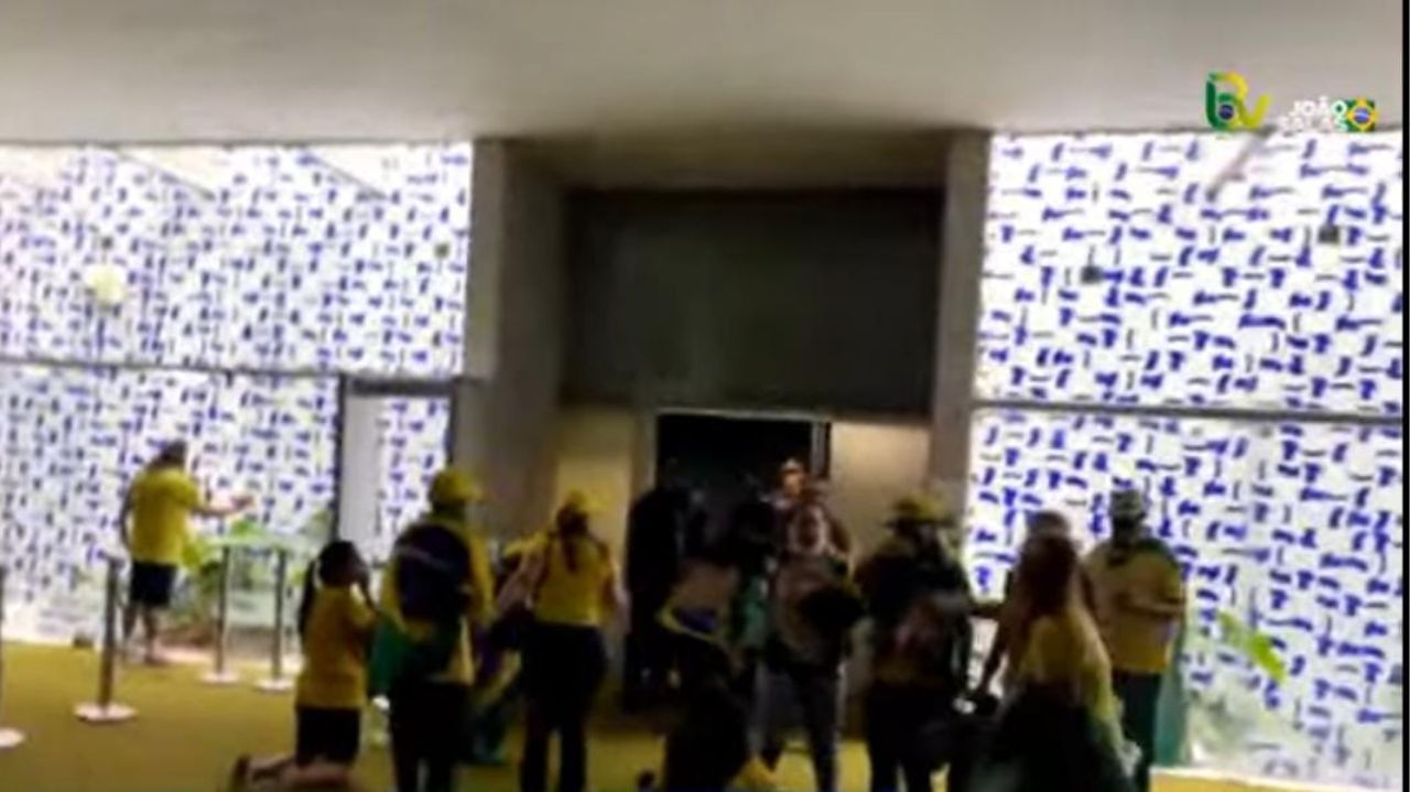 Bolsonaristas invadem salão verde do Congresso Nacional