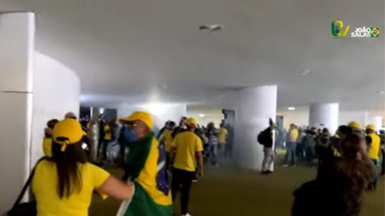 Bolsonaristas no salão verde do Congresso Nacional