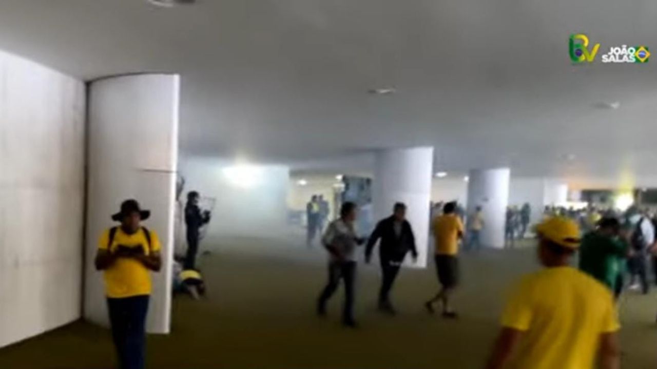 Bolsonaristas invadem salão verde do Congresso Nacional