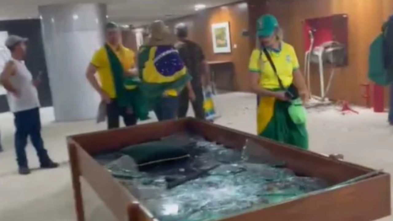 Bolsonaristas depredando Palácio do Planalto