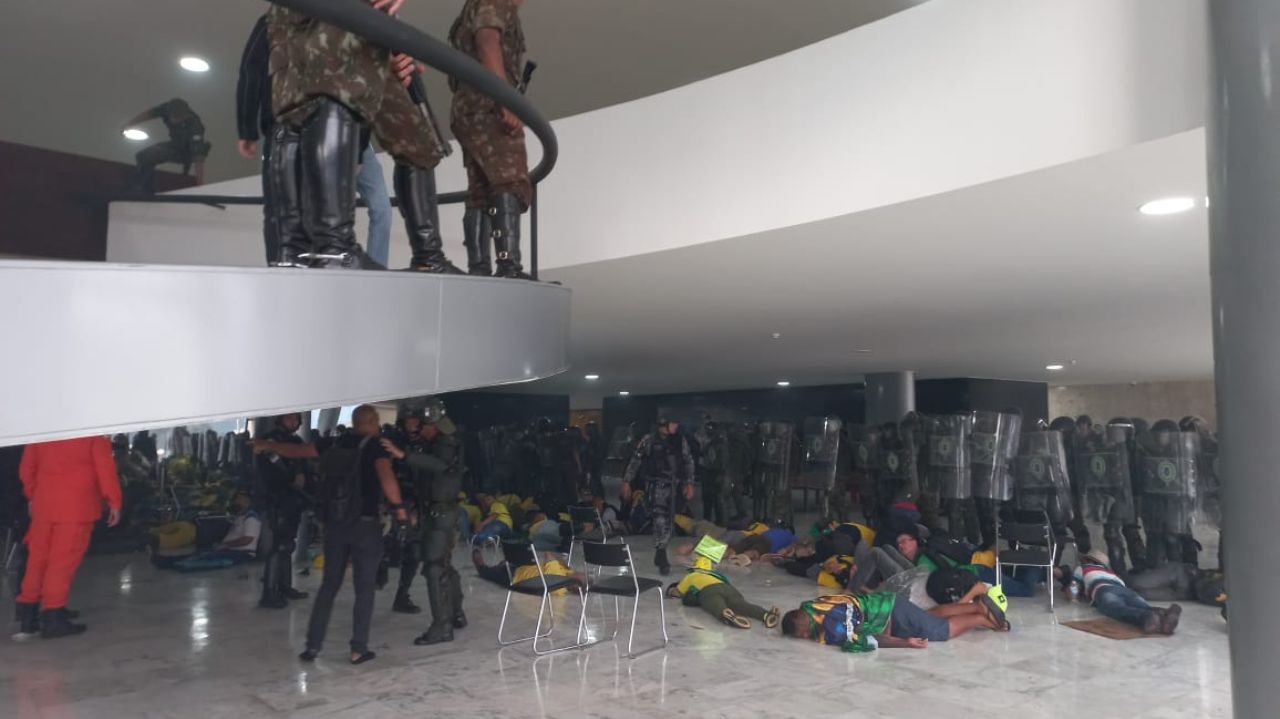 Bolsonaristas sendo detidos
