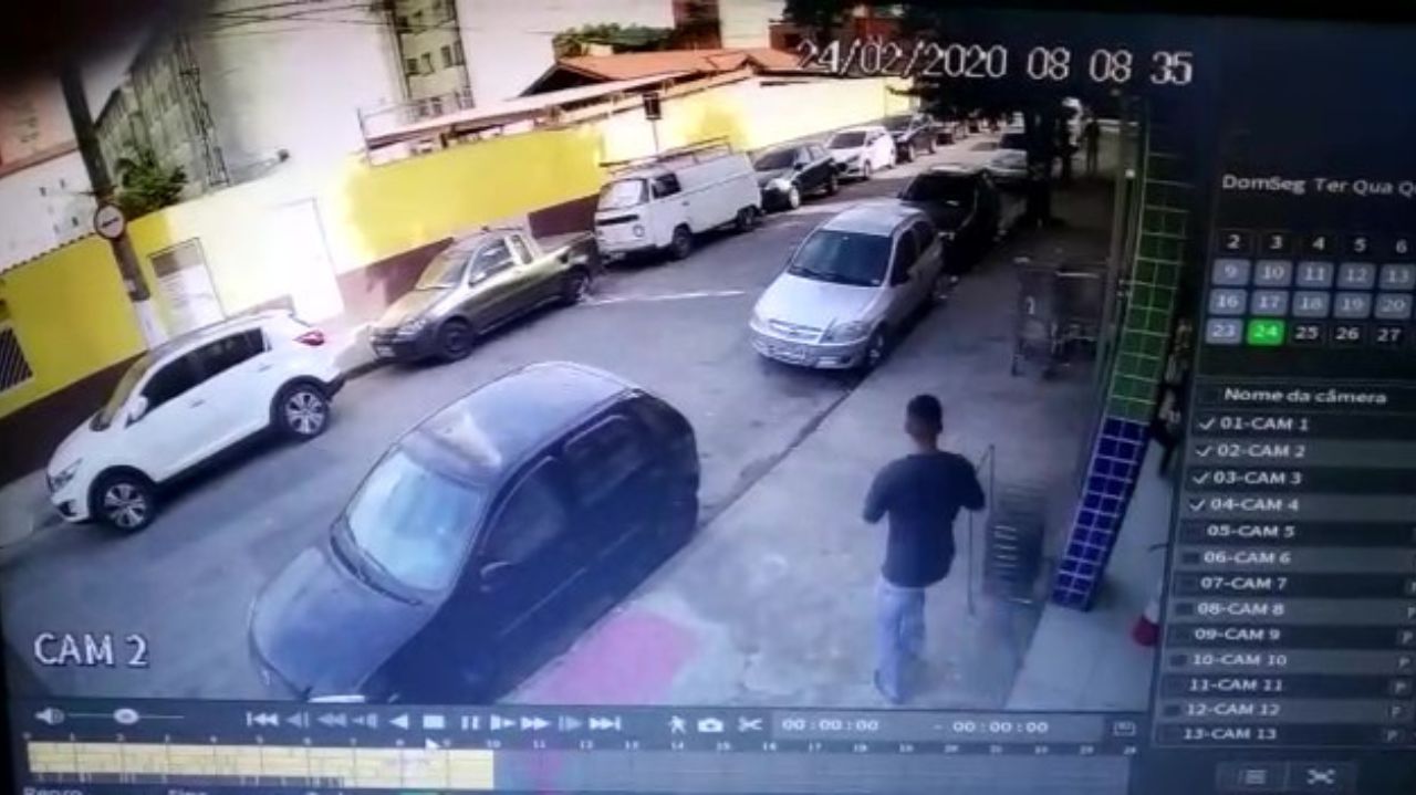 Câmera de mercado registrou Ismael deixando estabelecimento (camiseta preta e calça jeans) minutos antes de ser baleado | Foto: reprodução