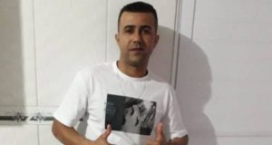 Ismael Marques Moreira de camiseta branca fazendo sinal de "joia" com as mãos